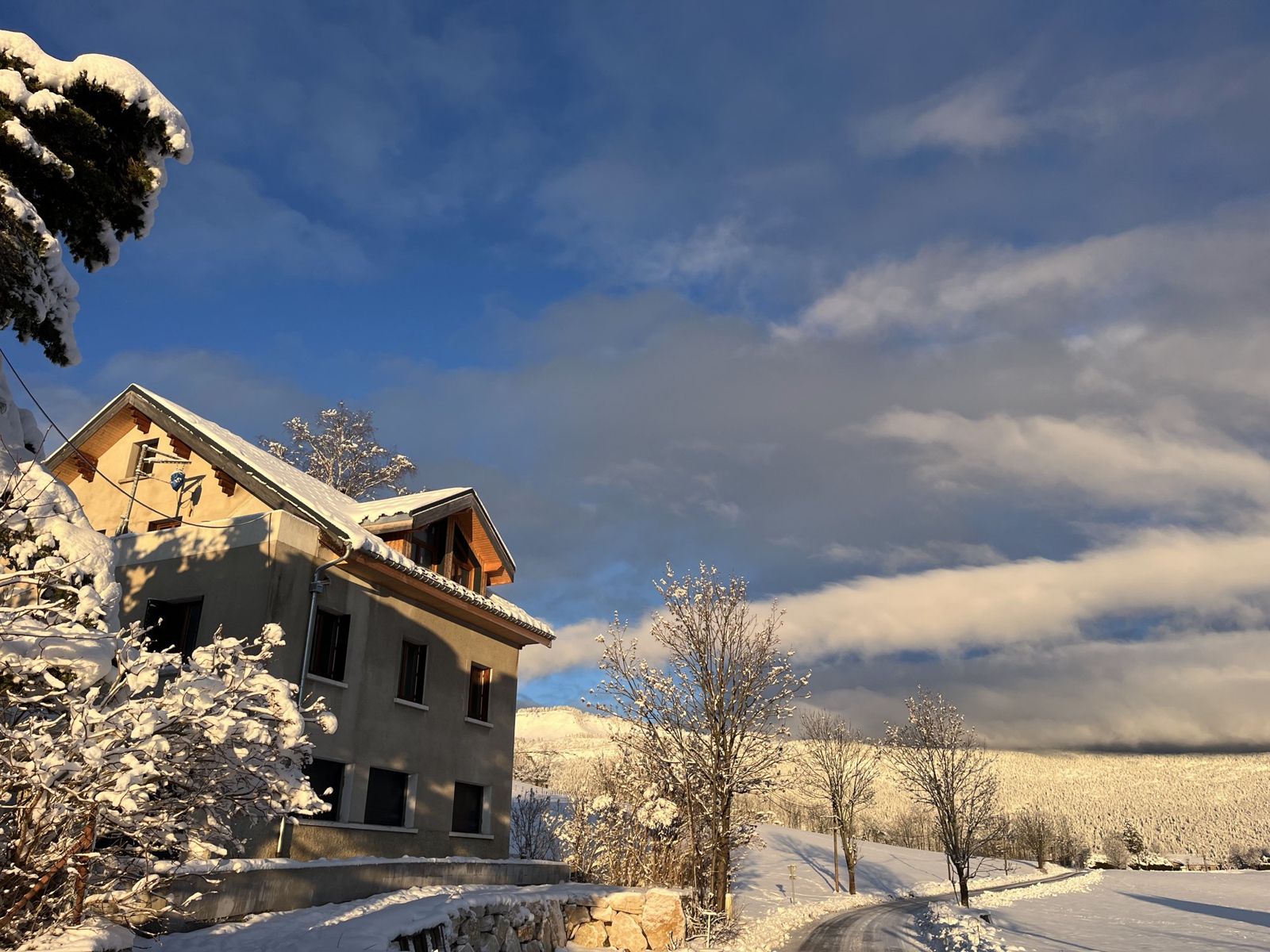 Le gîte Hä-elto sous la neige, face aux montagnes